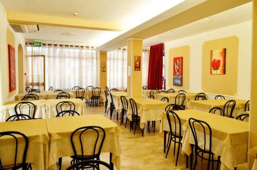 Hostal New Hotel Cirene Room For Two People Full Pension Package