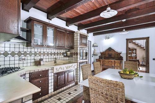 San Corrado Di Fuori Villa Sleeps 8 Pool Air Con