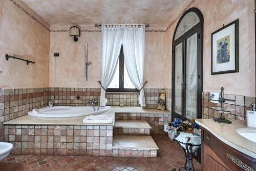 San Corrado Di Fuori Villa Sleeps 8 Pool Air Con