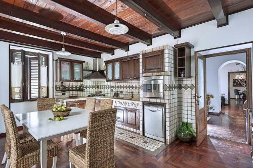 San Corrado Di Fuori Villa Sleeps 8 Pool Air Con