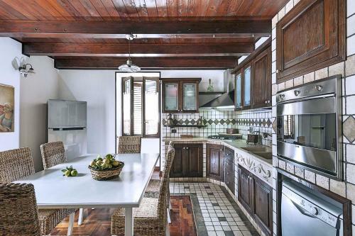 San Corrado Di Fuori Villa Sleeps 8 Pool Air Con