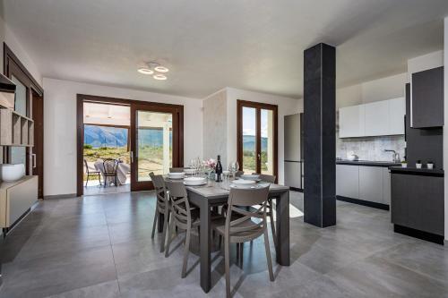 Viscari Villa Sleeps 10 With Pool And Air Con