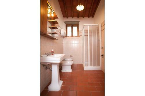 Fornoli Villa Sleeps 12 With Pool