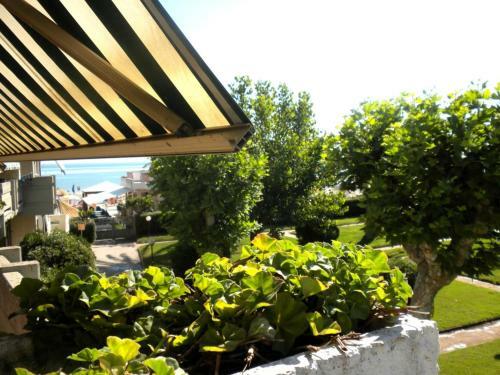 Three-room Apartment In Residence Bordering The Beach