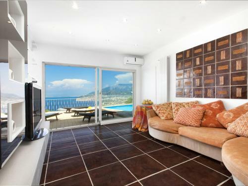 Priora Villa Sleeps 14 Pool Wifi