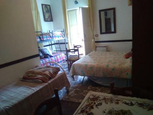 Hostal Room In Guest Room - Bright Room With Etna View