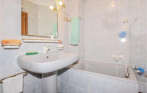Three-bedroom Apartment In Teglio (so)
