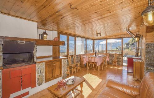Three-bedroom Apartment In Teglio (so)
