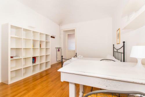 Pozzo Strada Bright Apartment - With Balconies