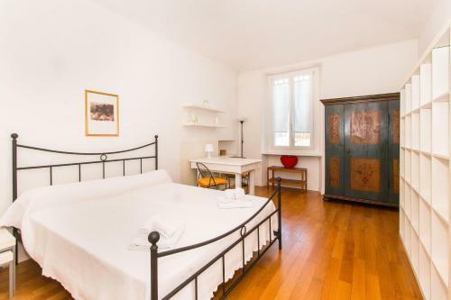 Pozzo Strada Bright Apartment - With Balconies