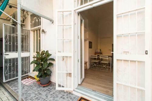Royal Gardens Bright Apartment