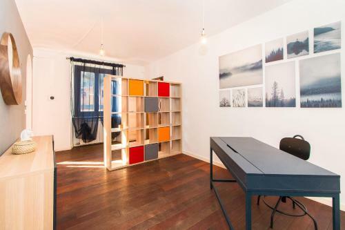 Colorful Statuto Square Design Apart