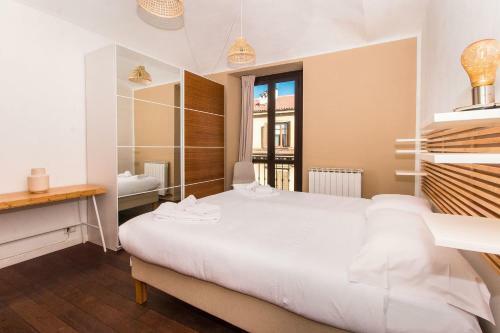 Colorful Statuto Square Design Apart