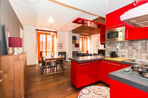 Colorful Statuto Square Design Apart