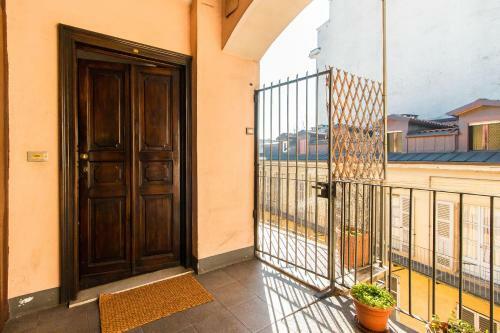 Colorful Statuto Square Design Apart