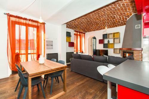 Colorful Statuto Square Design Apart