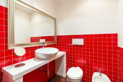 Colorful Statuto Square Design Apart