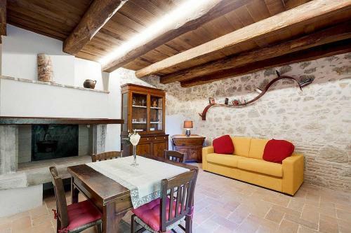 Torreorsina Holiday Home Sleeps 4 With Air Con