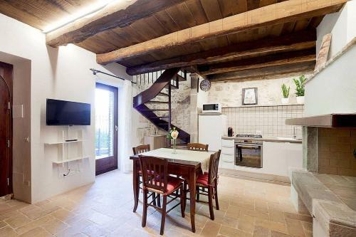 Torreorsina Holiday Home Sleeps 4 With Air Con