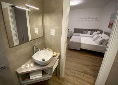 Hostal Five Flowers