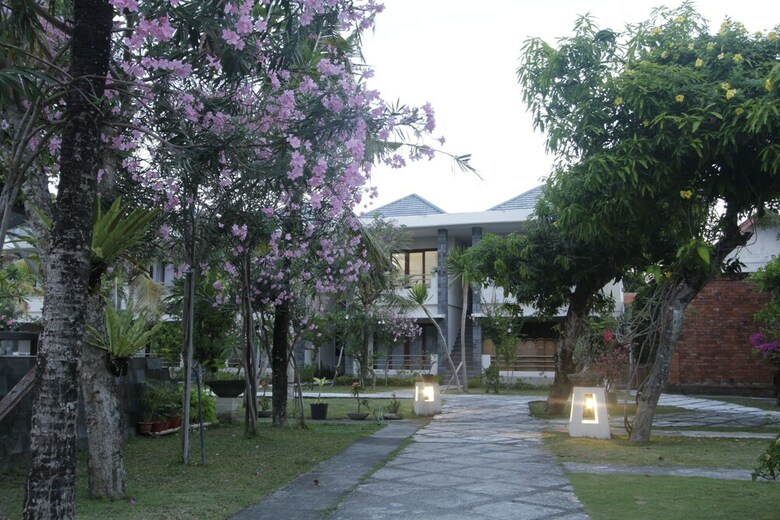 Hotel Alit Beach Resort And Villas