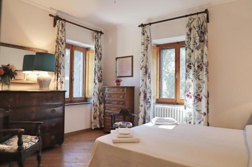 San Quirico Villa Sleeps 8 Pool Wifi