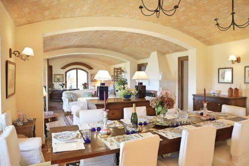 San Quirico Villa Sleeps 8 Pool Wifi