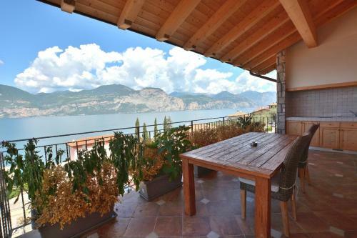 Paradise Apartment With Jacuzzi Lake View
