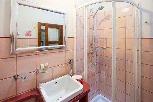 Massino Visconti Apartment Sleeps 6 With Pool And Wifi