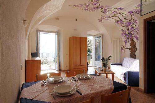 Mezzegra Villa Sleeps 3 Pool Wifi