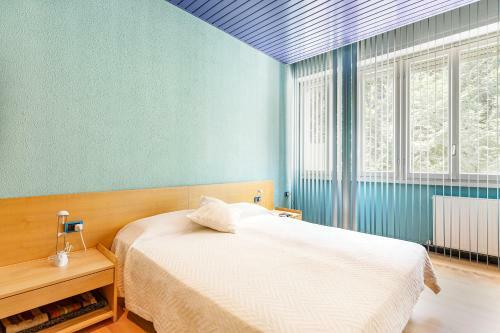 Apartment With Private Parking & Shared Pool!