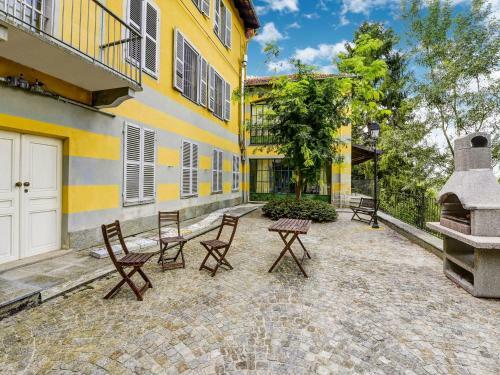 Lavish Mansion In Portacomaro With Garden And Library