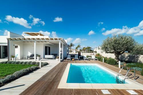 Reitani Villa Sleeps 18 Pool Air Con Wifi