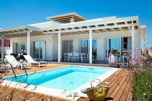 Reitani Villa Sleeps 18 Pool Air Con Wifi