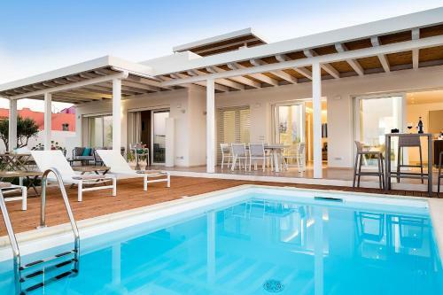 Reitani Villa Sleeps 6 Pool Air Con Wifi T817659