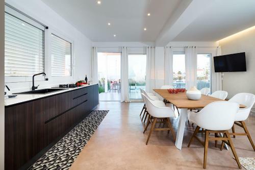 Reitani Villa Sleeps 6 Pool Air Con Wifi T817659