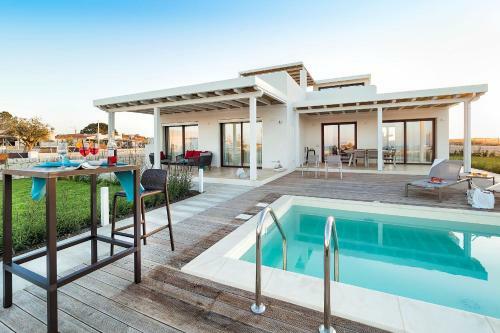Reitani Villa Sleeps 6 Pool Air Con Wifi
