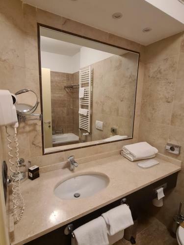 Elysium Hotel Raya