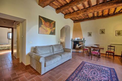 Calcinaia Apartment Sleeps 4