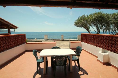 Agnone Villa Sleeps 3 Air Con Wifi