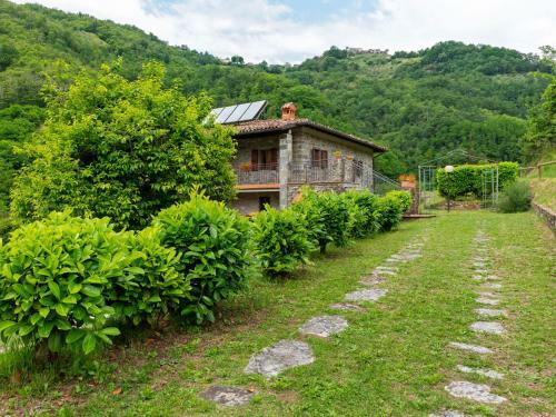 Peaceful Apartment In Fosciandora With Pool