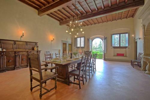 Lastro Villa Sleeps 16 Pool Wifi