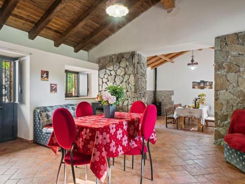 Inviting Cottage In Maniace With Private Garden