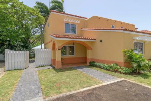 New 3-bed On Hip Strip, Beach Access, Sleeps 8