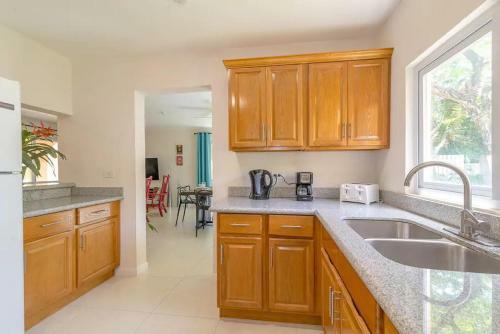 New 3-bed On Hip Strip, Beach Access, Sleeps 8
