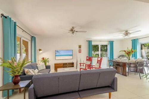 New 3-bed On Hip Strip, Beach Access, Sleeps 8
