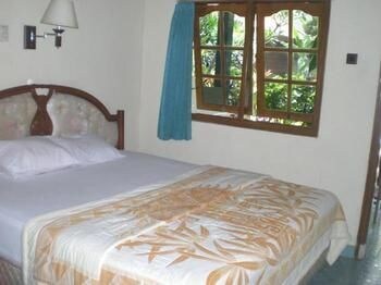 Hostal Adus Beach Inn