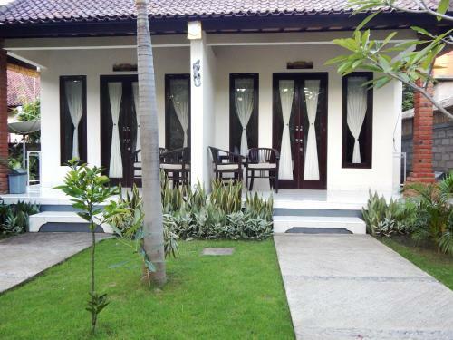 Hostal Giri Sari Guest House