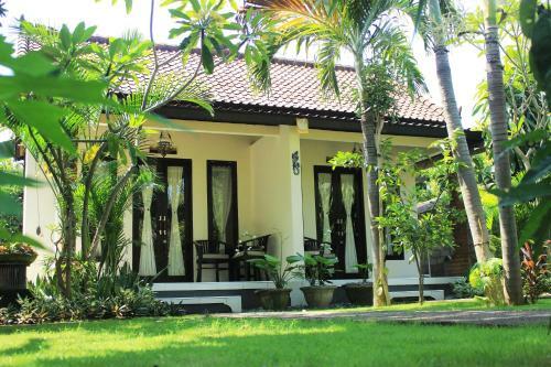 Hostal Giri Sari Guest House