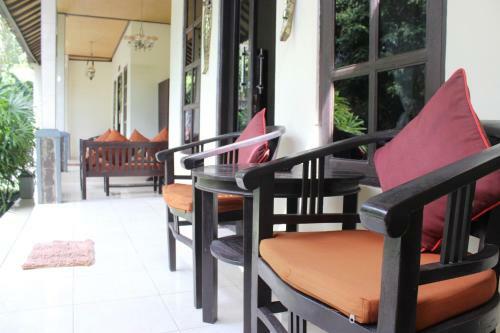 Hostal Giri Sari Guest House